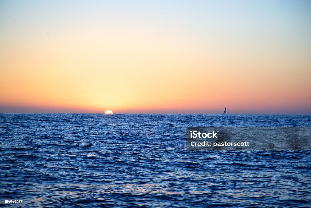 Metà sole Oltre oceano Pacifico Ketch vele away - Foto stock royalty-free di Acqua