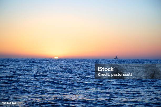 Metà Sole Oltre Oceano Pacifico Ketch Vele Away - Fotografie stock e altre immagini di Acqua - Acqua, Alba - Crepuscolo, Ambientazione tranquilla