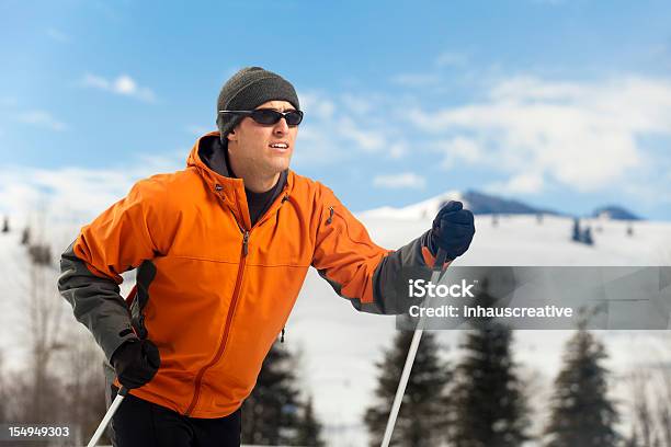 Молодой Мужской Спине Стране Лыжах — стоковые фотографии и другие картинки Каска - Каска, Лыжный спорт, 25-29 лет