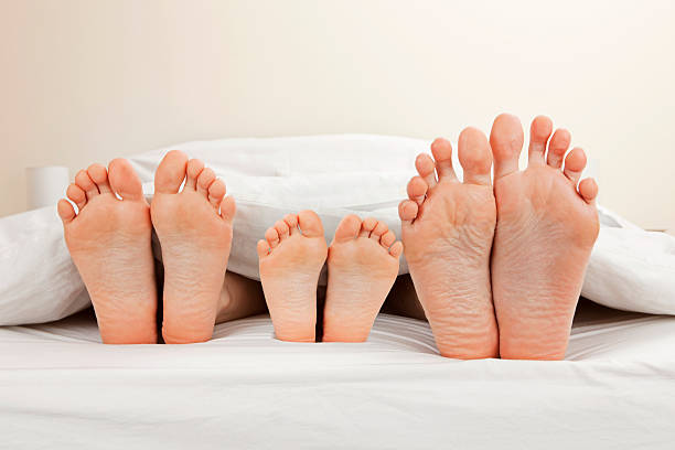 Family feet Feet of mother father and child in bedFeet of mother father and child in bed bed human foot couple two parent family stock pictures, royalty-free photos & images