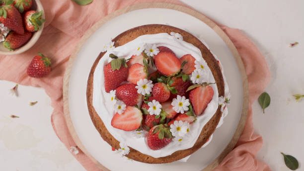 istock Sponge cake with fresh strawberries 1549503547