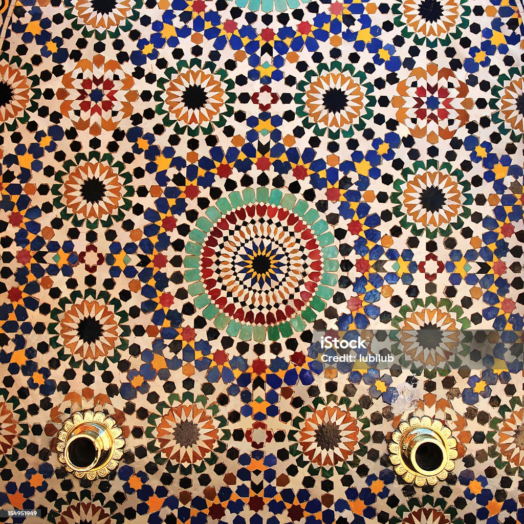 Azulejos coloridos no fountain, Mausoléu de Mohammed V, Rabat, Marrocos. - Foto de stock de Arabesco - Estilo royalty-free