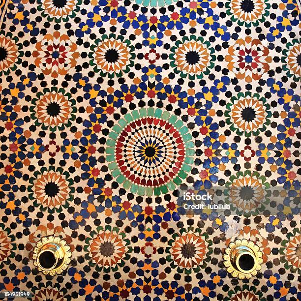 Красочные Плитки На Фонтан И Мавзолей Мухаммеда V В Рабате Марокко — стоковые фотографии и другие картинки Арабеска