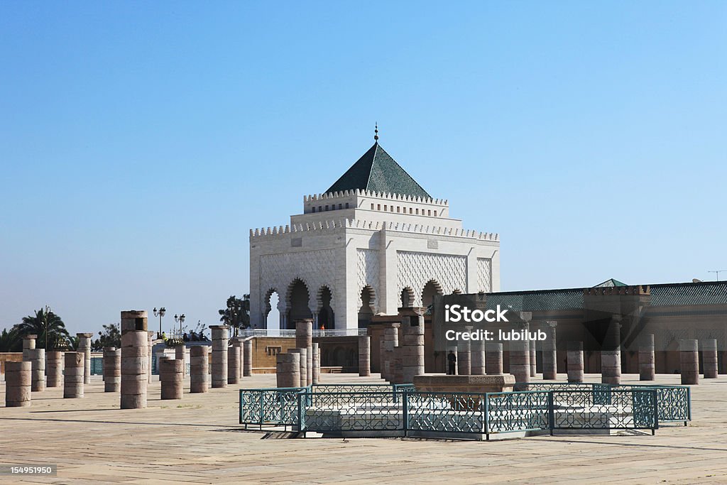 Fuente y columnas por el mausoleo de Mohamed V de Marruecos. - Foto de stock de Rey Mohammed V de Marruecos libre de derechos