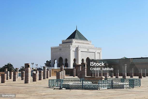 Fuente Y Columnas Por El Mausoleo De Mohamed V De Marruecos Foto de stock y más banco de imágenes de Rey Mohammed V de Marruecos