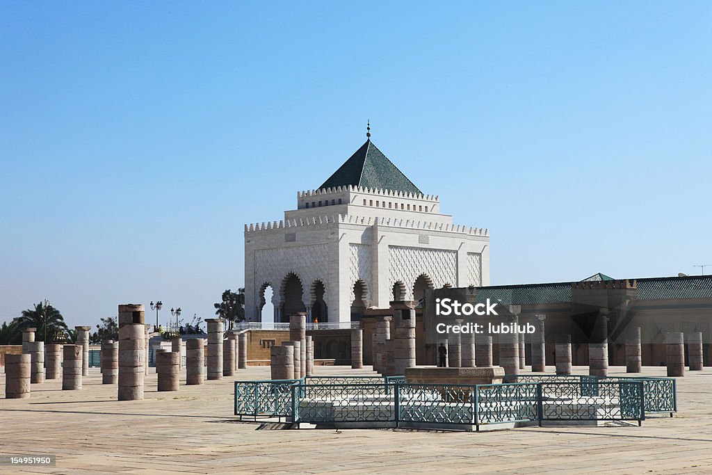 Fontana e colonne dal Mausoleo di Mohammed V del Marocco. - Foto stock royalty-free di Re Mohammed V del Marocco