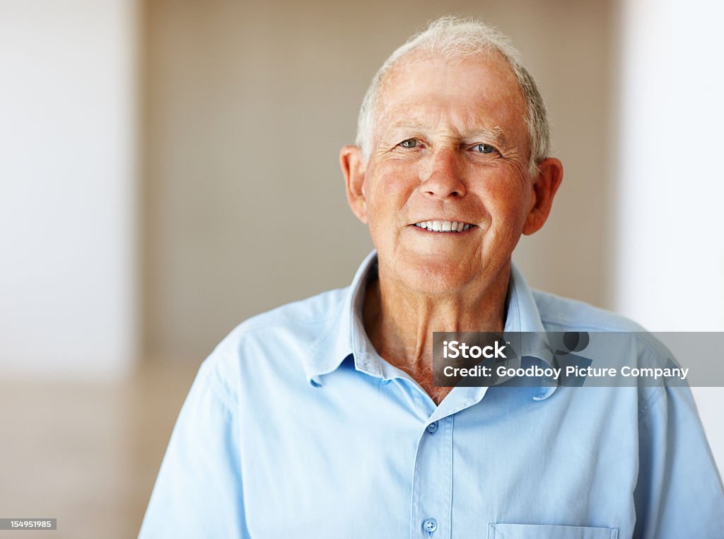 Senior hombre con una sonrisa - Foto de stock de Adulto libre de derechos