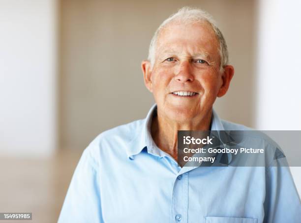 Photo libre de droit de Homme Senior Vous Donner Le Sourire banque d'images et plus d'images libres de droit de Adulte - Adulte, Adulte d'âge mûr, Bonne nouvelle