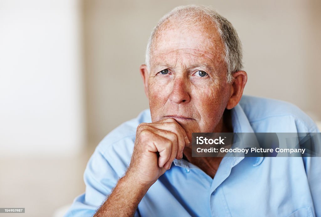 Старший мужчина, глядя на вас - Стоковые фото Близко к роялти-фри