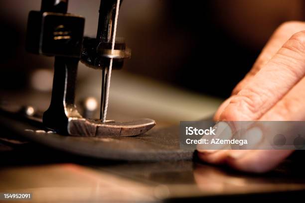 Foto de Costura Em Couro e mais fotos de stock de Máquina de Costura - Máquina de Costura, Terceira idade, Homens Idosos