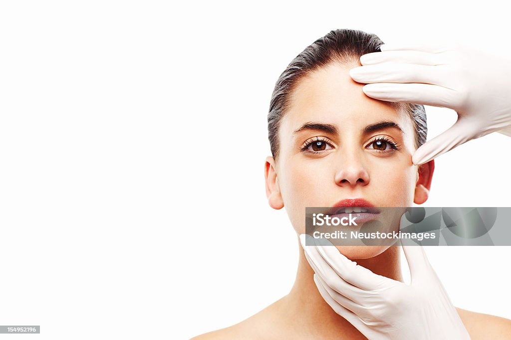 Donna ricevendo un trattamento per il viso - Foto stock royalty-free di Adulto