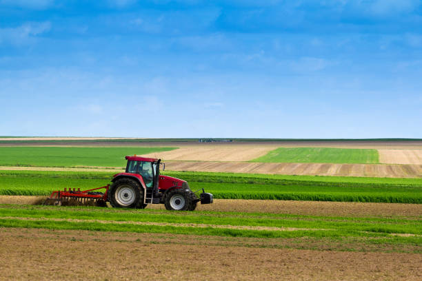 la agricultura - tractor fotografías e imágenes de stock