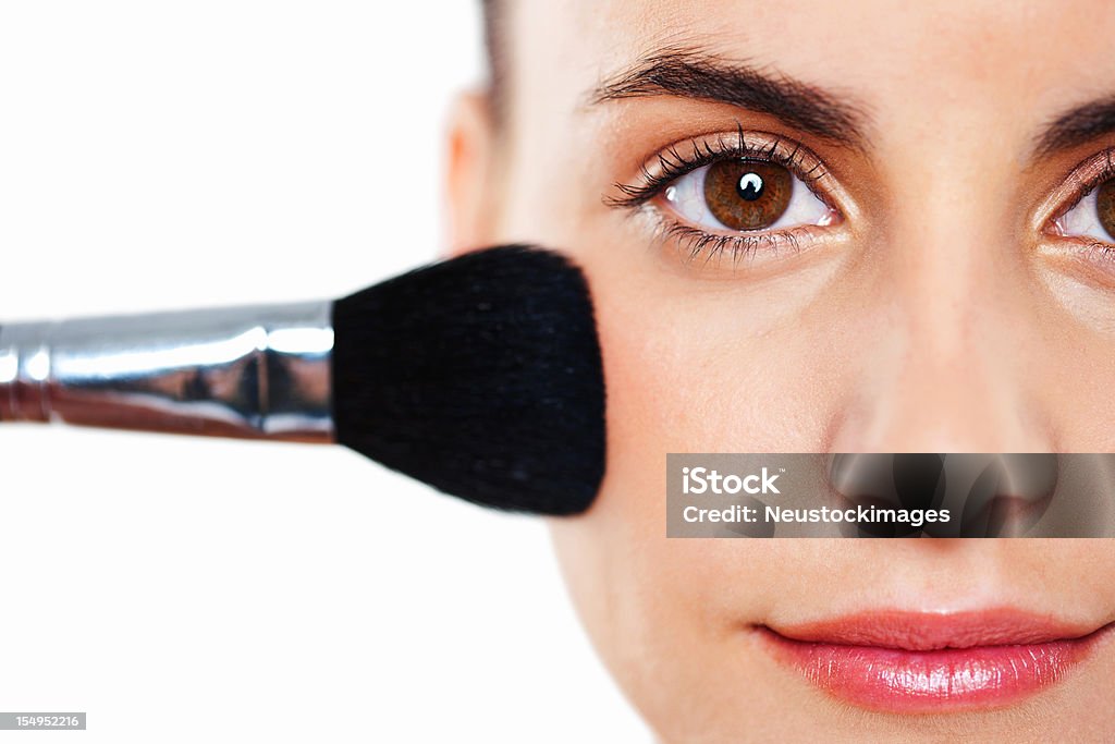 Mujer joven aplicar maquillaje - Foto de stock de 20 a 29 años libre de derechos