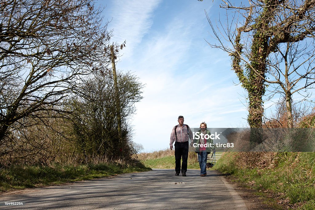 Älteres Paar, die zu Fuß auf Frühling Land lane - Lizenzfrei 50-54 Jahre Stock-Foto