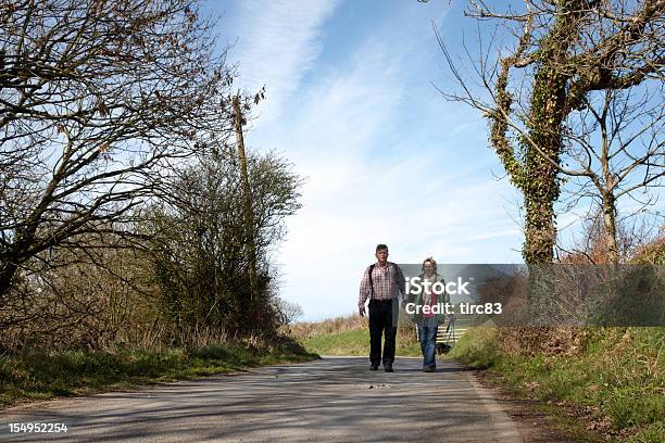 Älteres Paar Die Zu Fuß Auf Frühling Land Lane Stockfoto und mehr Bilder von 50-54 Jahre - 50-54 Jahre, 60-64 Jahre, Aktiver Lebensstil