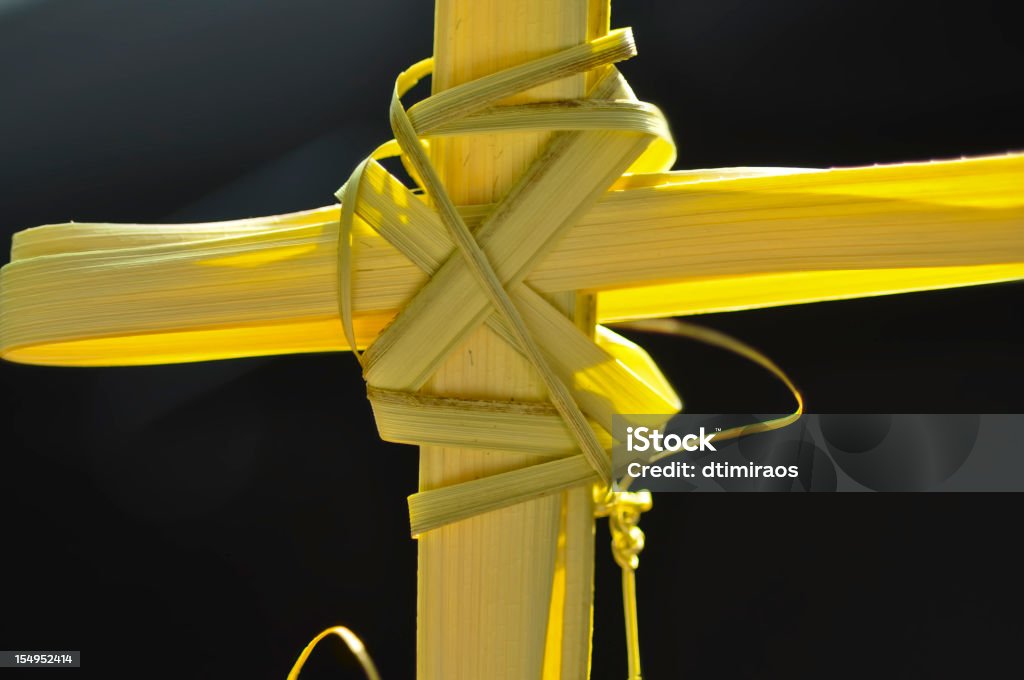 Croce fatta da fronde di palme. - Foto stock royalty-free di A forma di croce