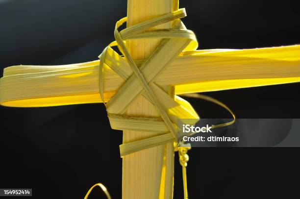 Croce Fatta Da Fronde Di Palme - Fotografie stock e altre immagini di A forma di croce - A forma di croce, Arti e mestieri, Colore descrittivo