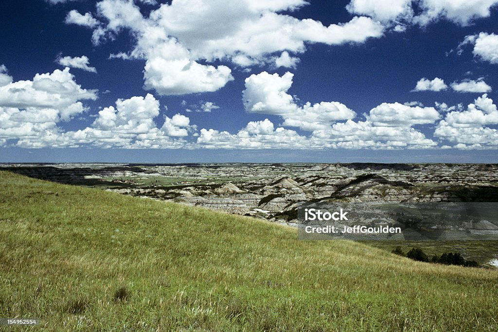 Badland Canyon, Meadow e formação de Nuvem - Foto de stock de Beleza natural - Natureza royalty-free