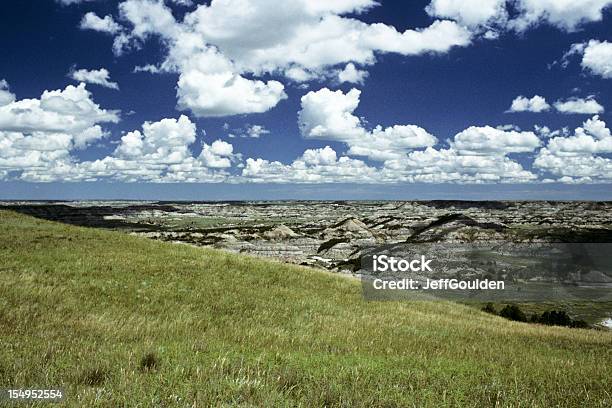 Foto de Badland Canyon Meadow E Formação De Nuvem e mais fotos de stock de Beleza natural - Natureza - Beleza natural - Natureza, Centro-oeste dos Estados Unidos, Cloudscape