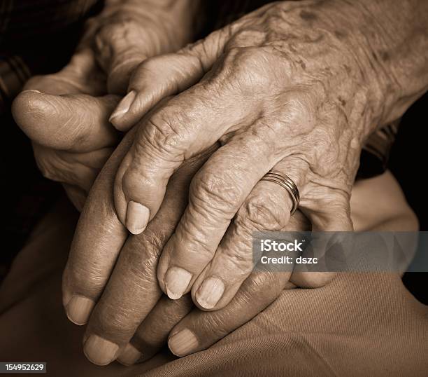 Boda Pareja Senior Sosteniendo Las Manos Foto de stock y más banco de imágenes de Blanco y negro - Blanco y negro, Pareja mayor, Tercera edad