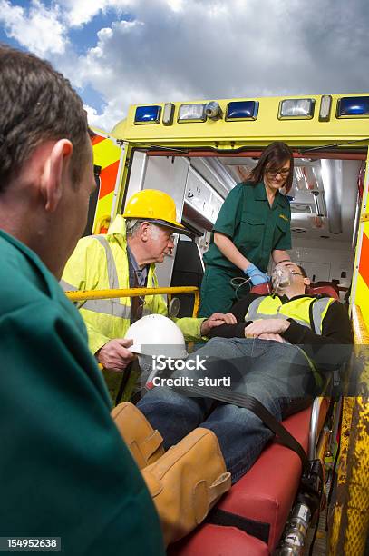 Ranny Człowiek Załadowane Do Ambulans - zdjęcia stockowe i więcej obrazów Ratownik medyczny - Ratownik medyczny, Brytyjska narodowa służba zdrowia, Młody dorosły