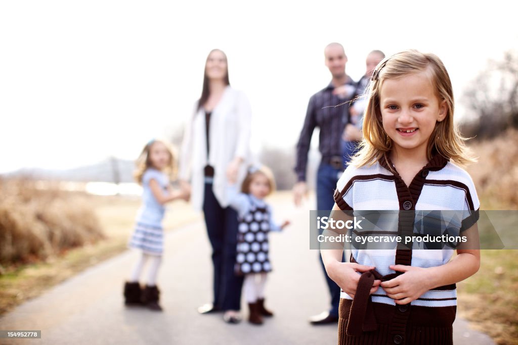 Giovane famiglia americana - Foto stock royalty-free di Abbracciare una persona