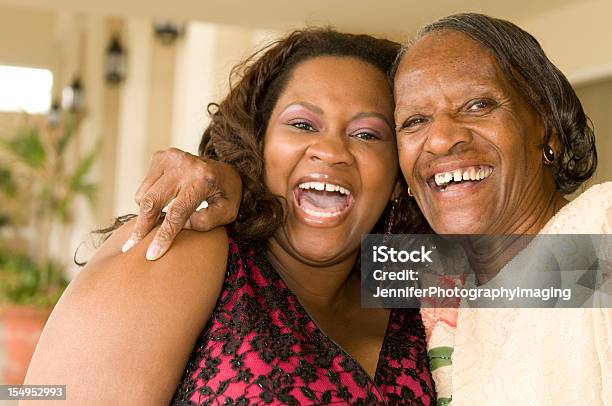 Foto de Mulher Afroamericana Feliz e mais fotos de stock de Abraçar - Abraçar, Adulto, Avó