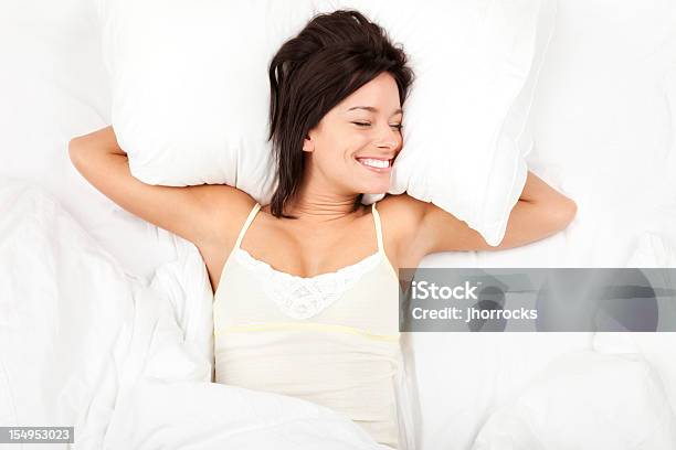 Fröhliche Junge Frau Im Bett Entspannen Stockfoto und mehr Bilder von Bett - Bett, Entspannung, Ruhen
