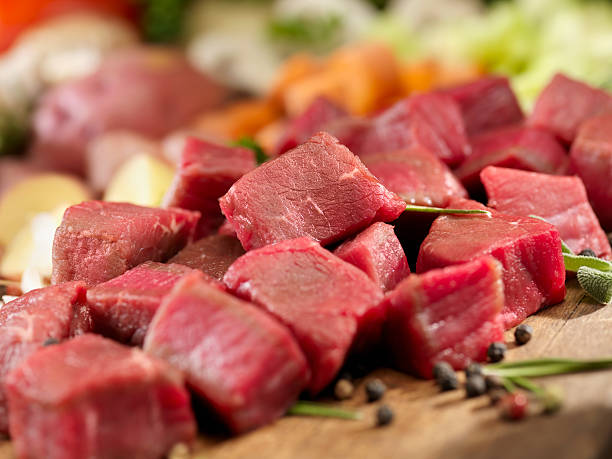 свежие ингредиенты для рагу из говядины - chopped meat стоковые фото и изображения