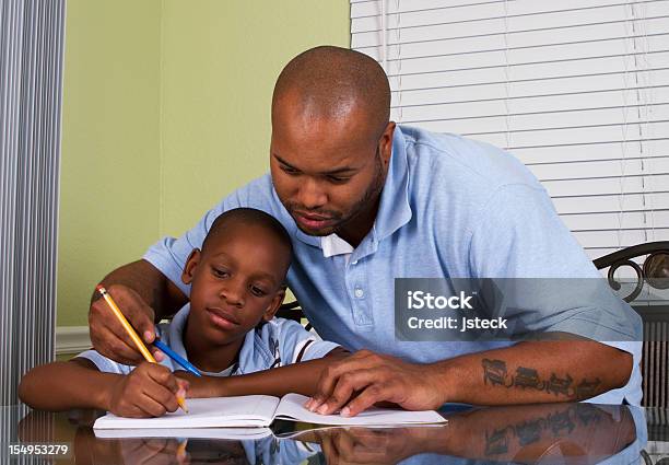 Padre Aiutando Suo Figlio Con I Compiti - Fotografie stock e altre immagini di Blu - Blu, Compito a casa, Figlio maschio
