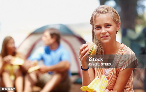 Linda Chica Comer Un Sándwich Foto de stock y más banco de imágenes de 20 a 29 años - 20 a 29 años, 30-39 años, Adulto