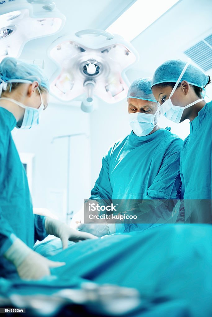 Surgeons работать на пациента - Стоковые фото Операционная роялти-фри