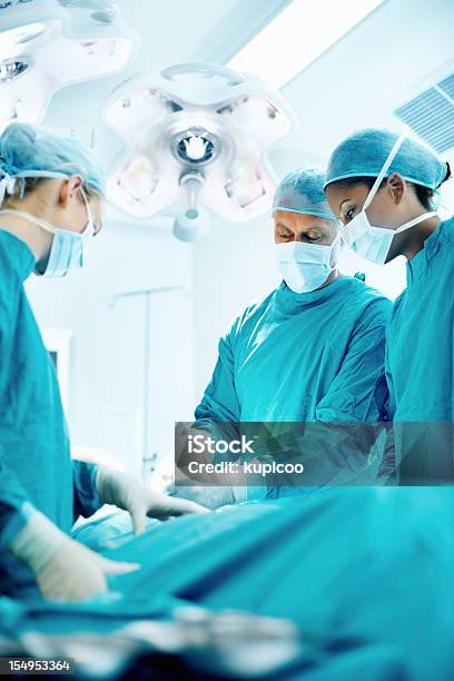 Surgeons Работать На Пациента — стоковые фотографии и другие картинки Операционная - Операционная, Операция, Аварии и катастрофы