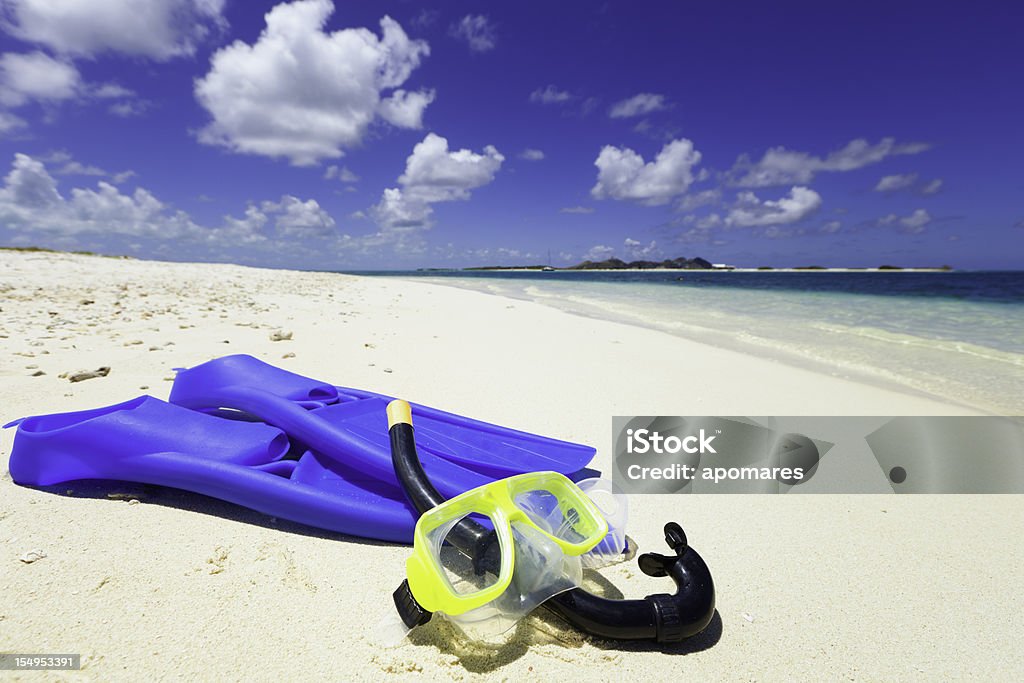 Máscara de buceo, buceo con esnórquel y aletas en un entorno tropical y playa de arena - Foto de stock de Bahamas libre de derechos