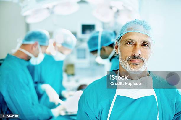 シニア医師笑顔 - 外科医のストックフォトや画像を多数ご用意 - 外科医, ポートレート, 笑顔