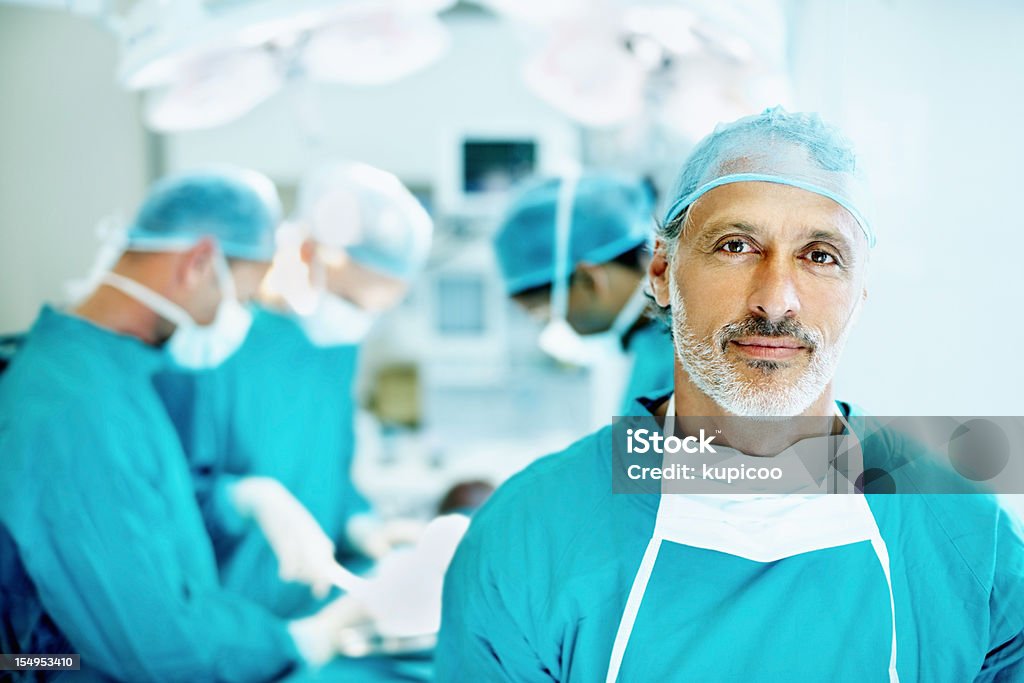 Старший врач, улыбается - Стоковые фото Хирург роялти-фри