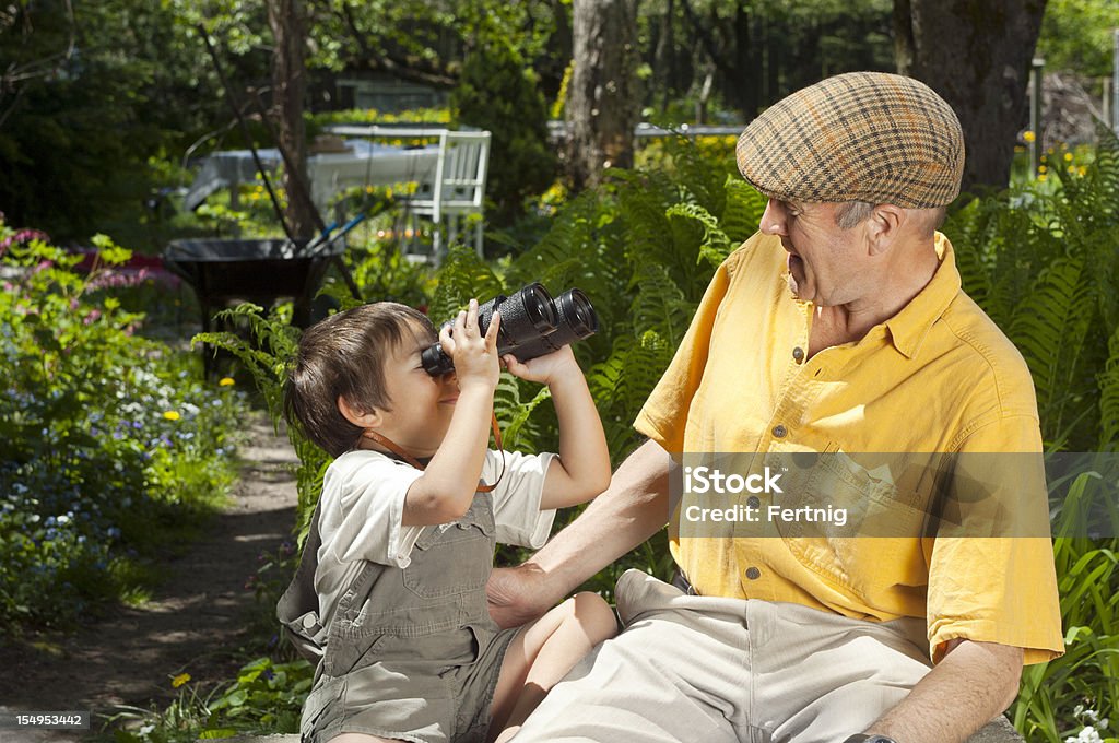 Abuelo y nieto jugando en el jardín - Foto de stock de 2-3 años libre de derechos