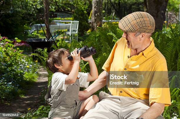 Abuelo Y Nieto Jugando En El Jardín Foto de stock y más banco de imágenes de 2-3 años - 2-3 años, 4-5 años, 65-69 años