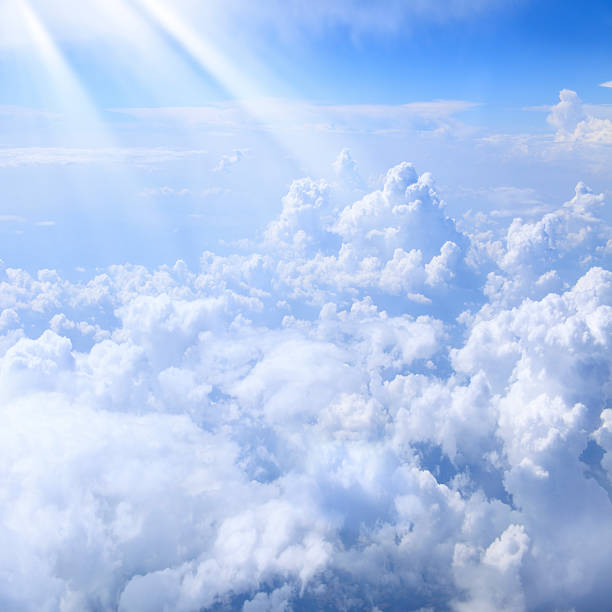 luci su cloud - god spirituality sunbeam heaven foto e immagini stock
