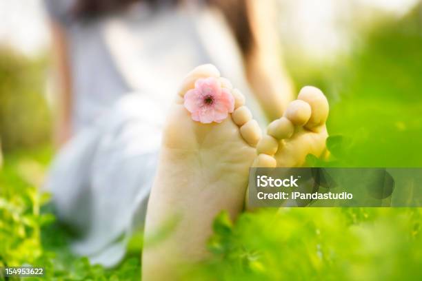 Ragazza Piedi E Fiori - Fotografie stock e altre immagini di Donne - Donne, Trifoglio - Fiore, 2000-2009