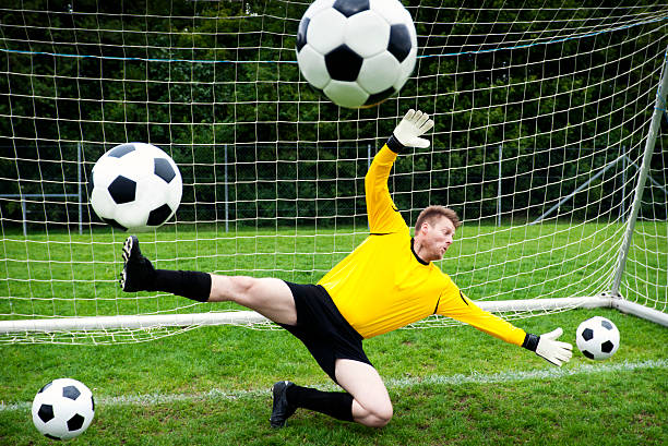 bramkarz stara starań, aby zatrzymać kilka piłki nożnej - penalty soccer penalty shoot out goalie zdjęcia i obrazy z banku zdjęć