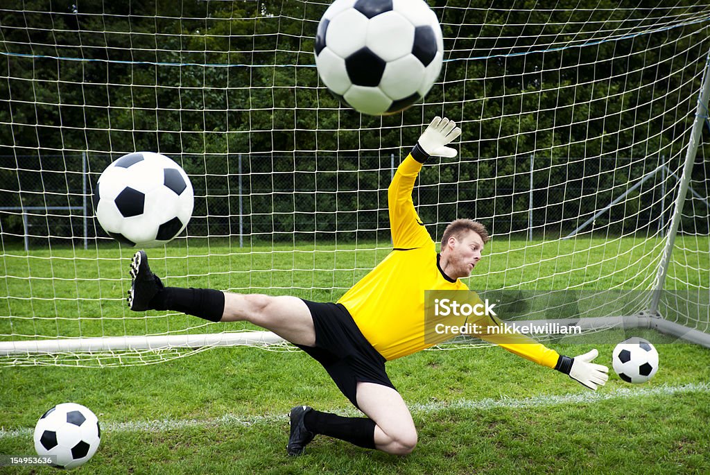 Goleiro tenta difícil parar de várias bolas de futebol - Foto de stock de Futebol royalty-free