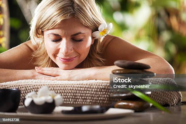 Lächelnde Frau Empfangende Massage Im Spa Stockfoto und mehr Bilder von Massieren - Massieren, Natur, Tropisch