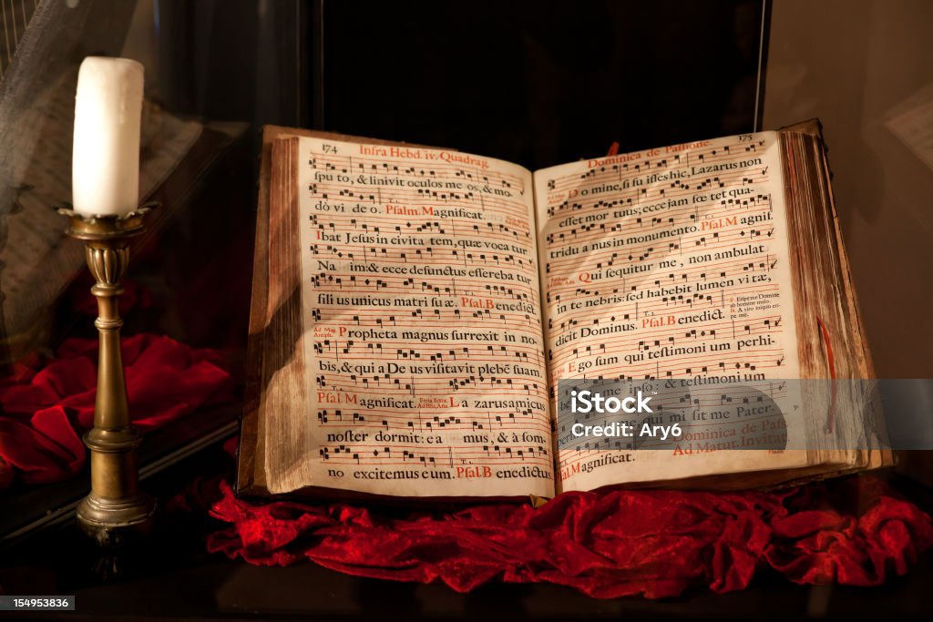 Antiphonary con la candela, antica Musica religiosa scrittura - Foto stock royalty-free di Candela - Attrezzatura per illuminazione