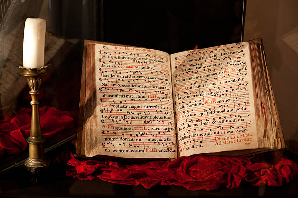 antiphonary с свеча, старинные религиозные музыка письменном виде - neumatic стоковые фото и изображения
