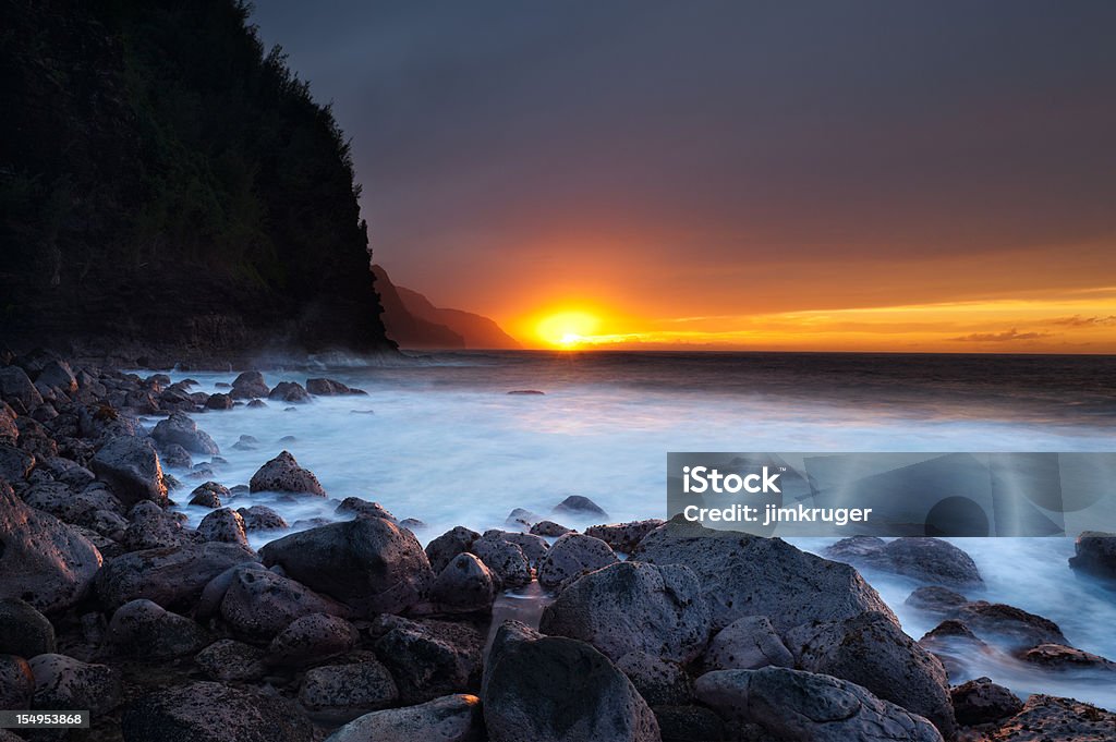 Classico Ke'e beach tramonto sull'isola di Kauai. - Foto stock royalty-free di Isole Hawaii