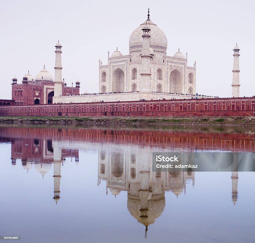 Taj Mahal riflessi - Foto stock royalty-free di Agra