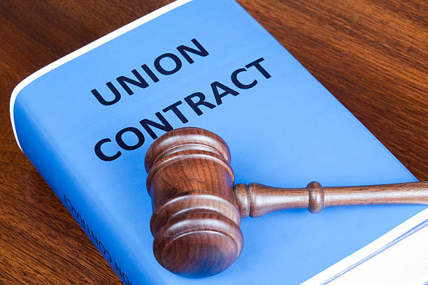 unión contrato y juez martillo - sindicato fotografías e imágenes de stock