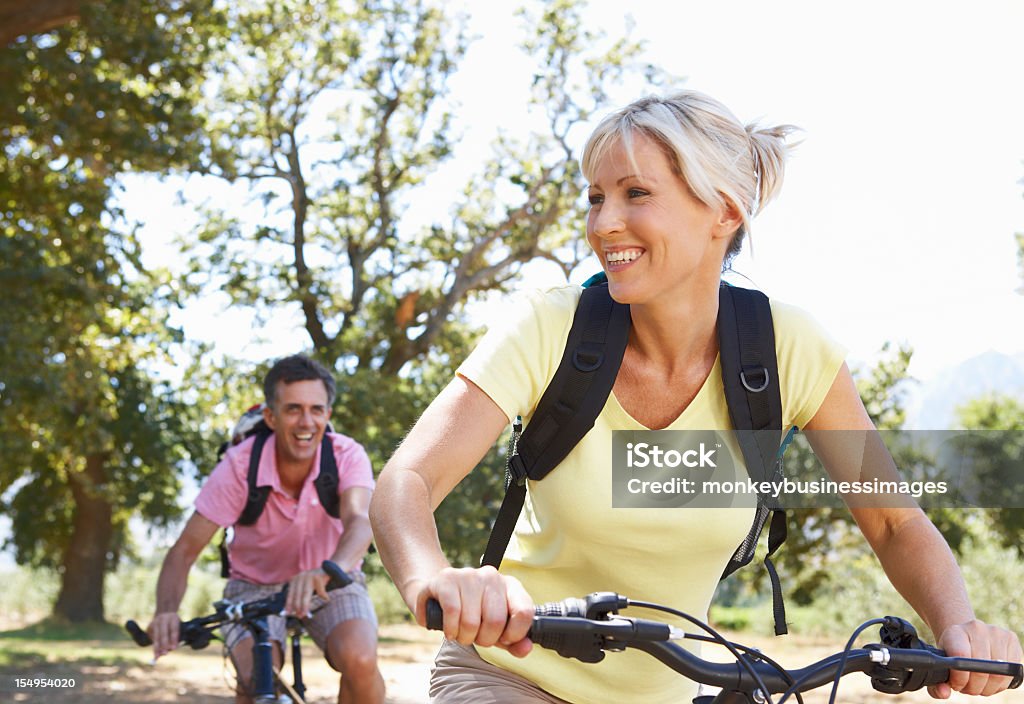 Средний возрасте пара Велоспорт в сельской местности - Стоковые фото Кататься на велосипеде роялти-фри
