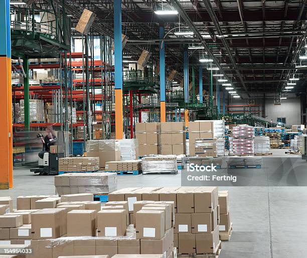 Almacén Centro De Distribución En Funcionamiento Foto de stock y más banco de imágenes de Muelle de carga - Muelle de carga, Almacén, Comercio electrónico